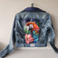 Chaqueta pintada a mano con ecos tropicales