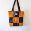 Bolso de mano reversible con cuadros en color naranja de Teresa