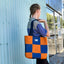 Bolso de mano reversible con cuadros en color naranja de Teresa