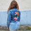 Chaqueta pintada a mano con ecos tropicales